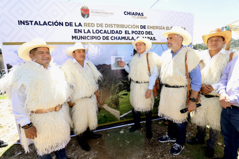 En Chamula, inaugura Rutilio Escandón instalación de red de distribución de energía eléctrica en la localidad El Pozo