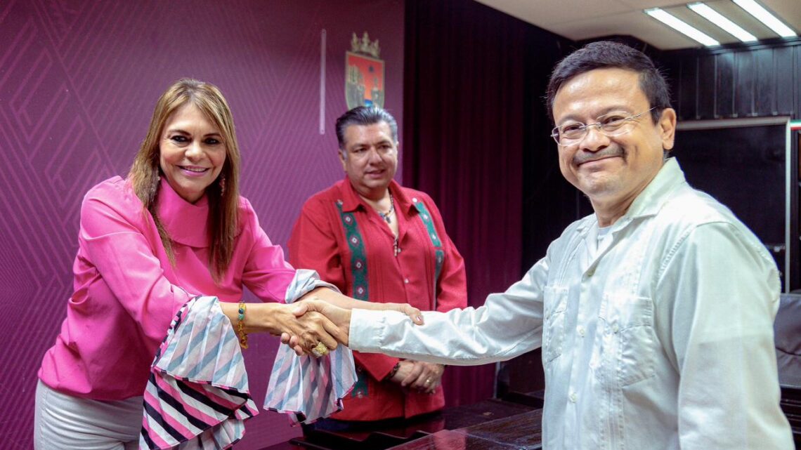 ROSY URBINA TOMA PROTESTA A LEOPOLDO CONSTANTINO COMO CRONISTA MUNICIPAL DE TAPACHULA