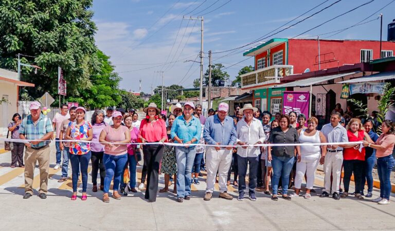 ROSY URBINA ENTREGA CALLE DE PAVIMENTACIÓN MIXTA EN COLONIA PINTORESCO