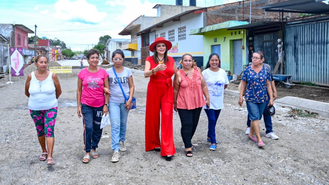 SUPERVISA ROSY URBINA OBRA DE PAVIMENTACÓN HIDRÁULICA EN COLONIA CALCÁNEO BELTRÁN.