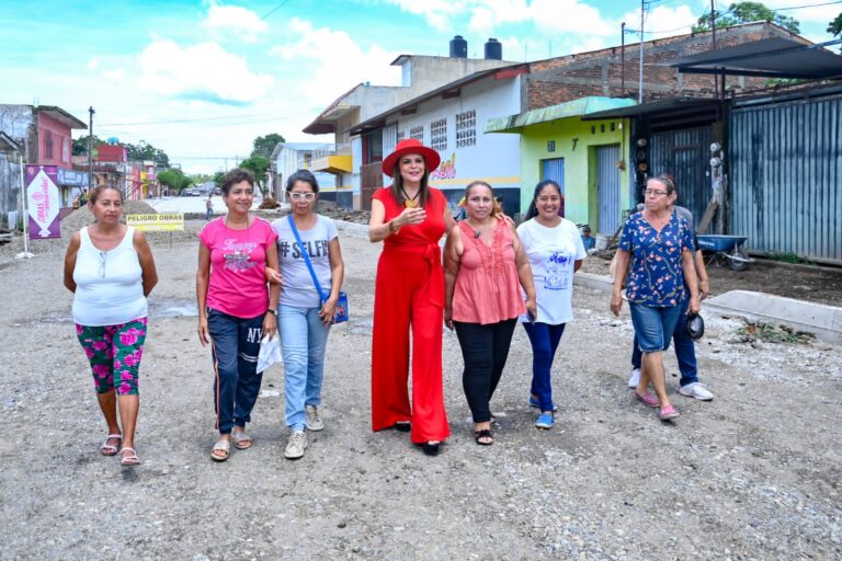 SUPERVISA ROSY URBINA OBRA DE PAVIMENTACÓN HIDRÁULICA EN COLONIA CALCÁNEO BELTRÁN.