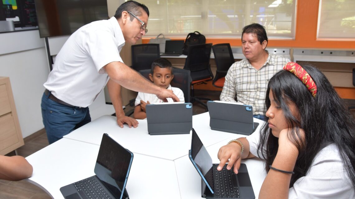 Imparte UNACH taller sobre desarrollo de habilidades creativas a través del iPad a estudiantes de secundaria en Tapachula