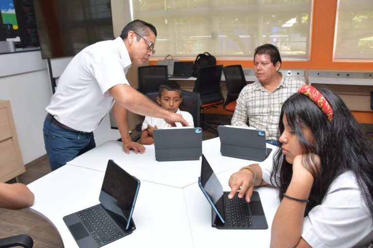 Imparte UNACH taller sobre desarrollo de habilidades creativas a través del iPad a estudiantes de secundaria en Tapachula