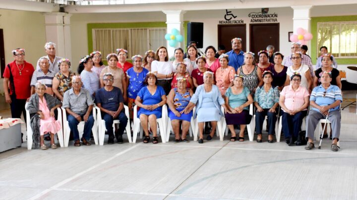 Margarita Sarmiento Festeja a los Abuelitos de Casa de Dia