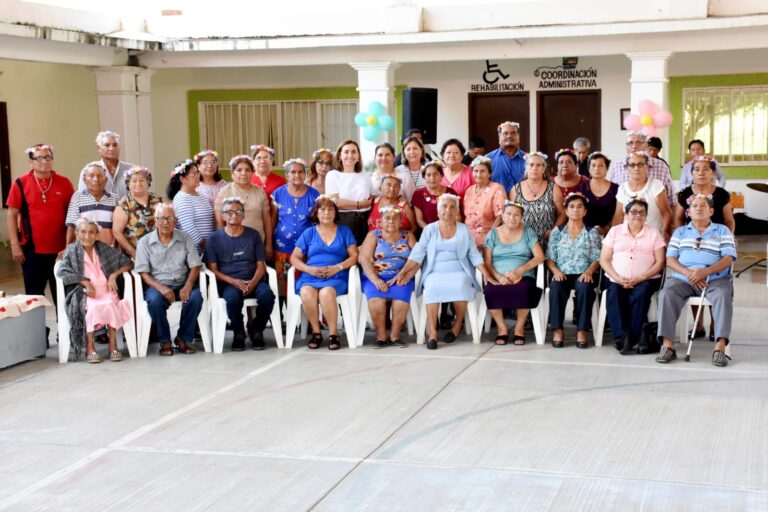 Margarita Sarmiento Festeja a los Abuelitos de Casa de Dia