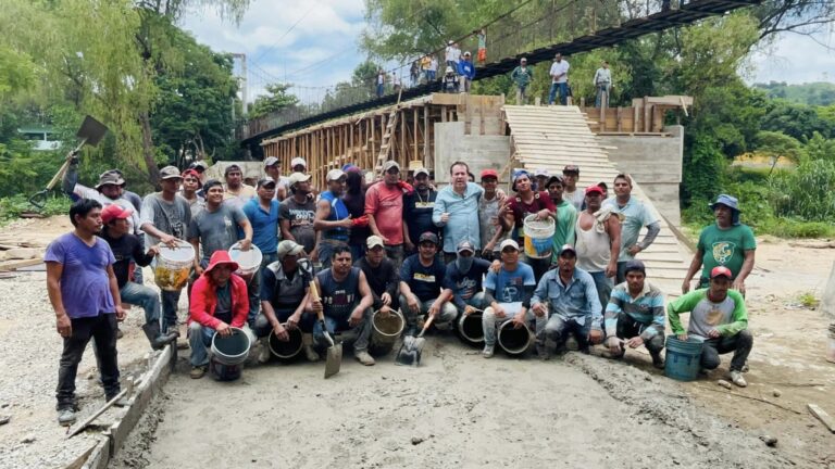 Mariano Rosales supervisa nuevo puente de Santa Catarina