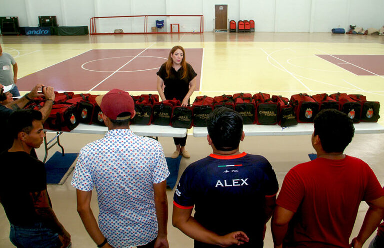 Entrega Tania Robles uniformes al equipo Deportivo “Alex”, que competirá en el Mundial de Clubes de Fut7