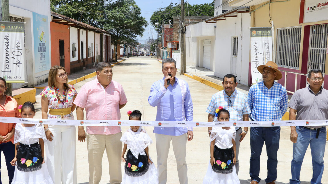 Inaugura Rutilio Escandón pavimentación integral de calles en Huixtla