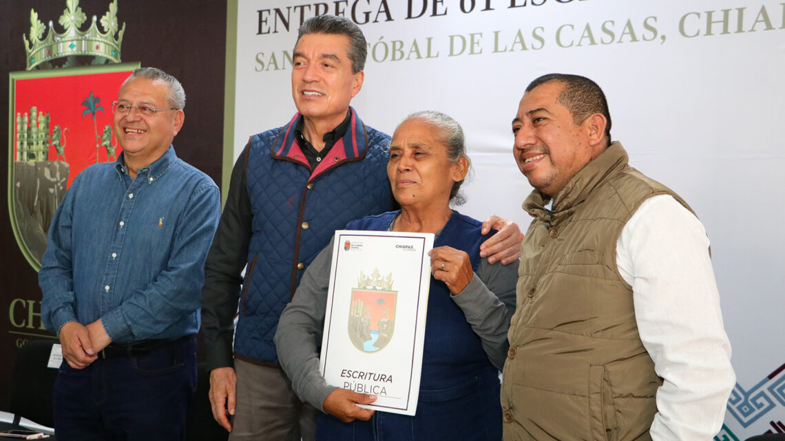 Rutilio Escandón entrega escrituras a familias de San Cristóbal, Comitán, Pichucalco, Reforma y Tuxtla