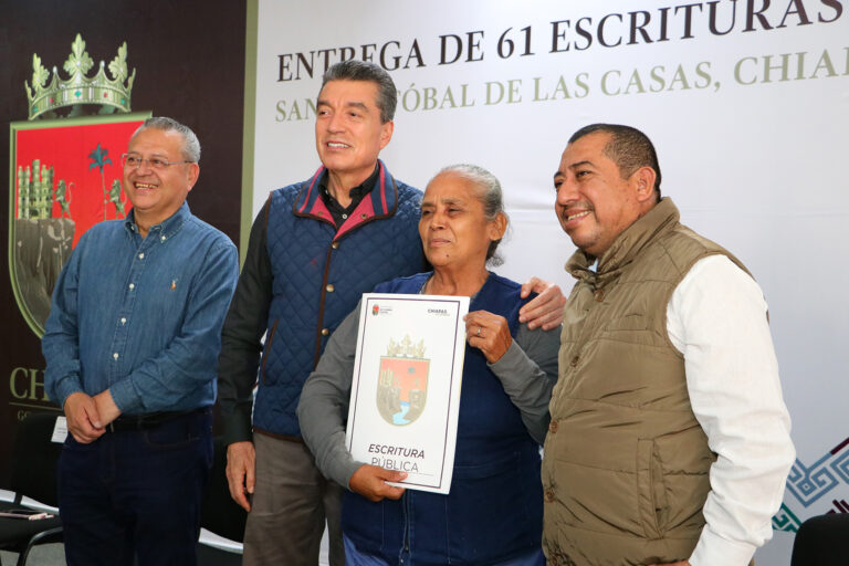 Rutilio Escandón entrega escrituras a familias de San Cristóbal, Comitán, Pichucalco, Reforma y Tuxtla