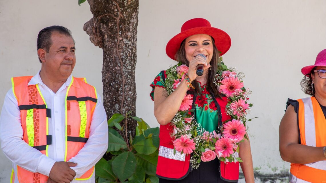 ROSY URBINA INICIA OBRA DE PAVIMENTACIÓN EN CALPAN LAURELES