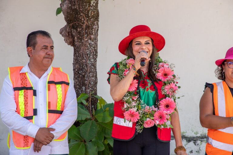 ROSY URBINA INICIA OBRA DE PAVIMENTACIÓN EN CALPAN LAURELES