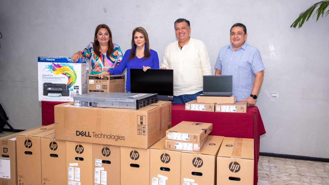 ENTREGA ROSY URBINA EQUIPOS INFORMÁTICOS A DEPENDENCIAS DEL GOBIERNO DE TAPACHULA