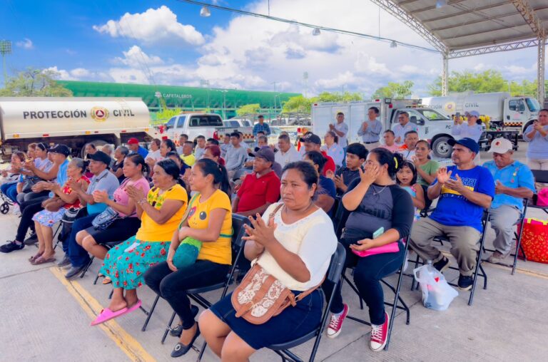 AYUNTAMIENTO ENTREGÓ LÁMINAS A FAMILIAS AFECTADAS DE LA ZONA MEDIA Y ALTA DE TAPACHULA