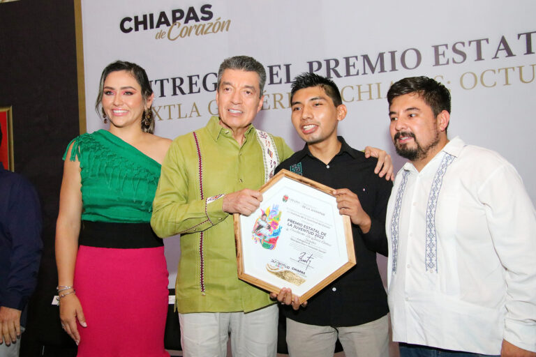 Entrega Rutilio Escandón Premio Estatal de la Juventud Chiapas 2023