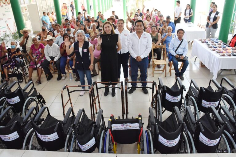 Margarita Sarmiento entrega ayudas técnicas y lentes graduados