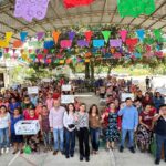 Margarita Sarmiento encabeza entrega de aves de Traspatio