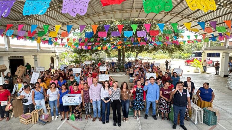 Margarita Sarmiento encabeza entrega de aves de Traspatio