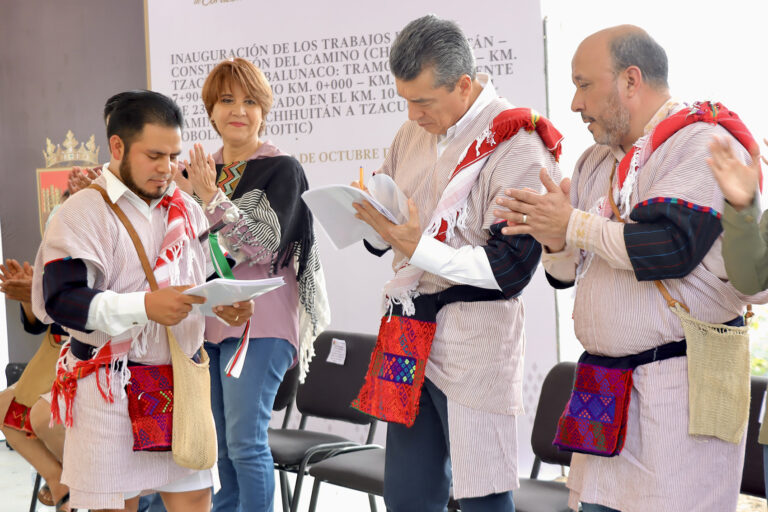 En Chalchihuitán, Rutilio Escandón inaugura camino Tzacucum-Balunaco y puente Tzacucum-Lobolaltik