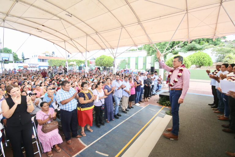 En Cintalapa, entrega Rutilio Escandón 450 escrituras y certificados de lote a familias de 23 municipios