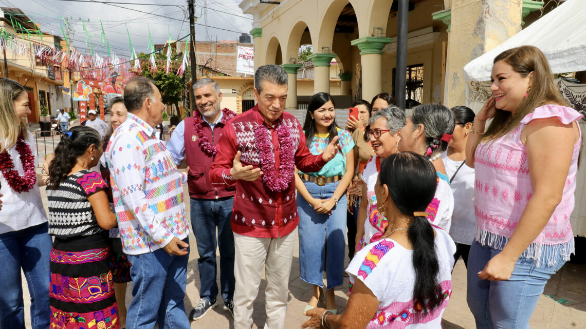 Rutilio Escandón entrega apoyos de Fomento Familiar a la Producción de Traspatio en Venustiano Carranza