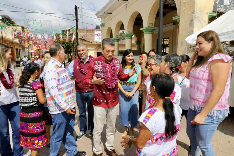 Rutilio Escandón entrega apoyos de Fomento Familiar a la Producción de Traspatio en Venustiano Carranza