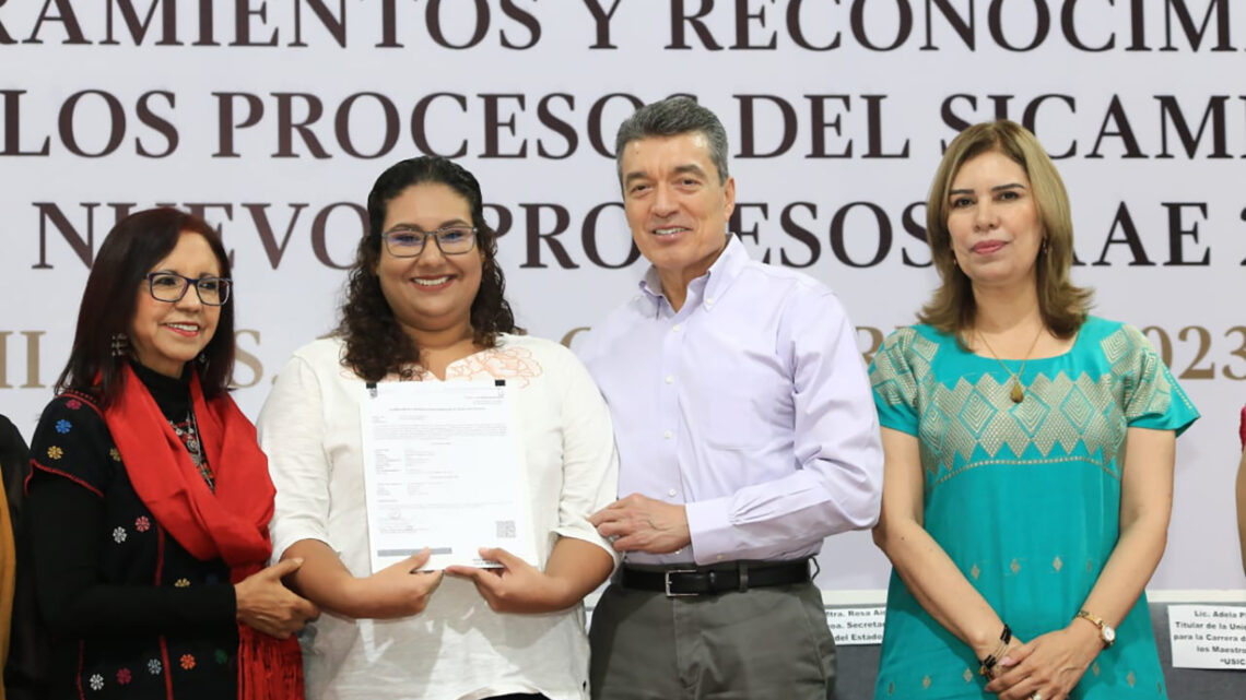 Rutilio Escandón y Leticia Ramírez entregan nombramientos y reconocimientos a trabajadores de la educación