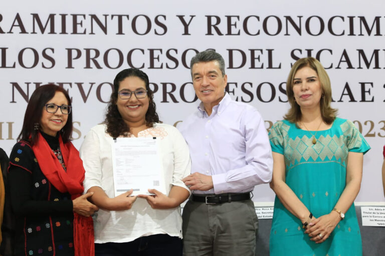 Rutilio Escandón y Leticia Ramírez entregan nombramientos y reconocimientos a trabajadores de la educación