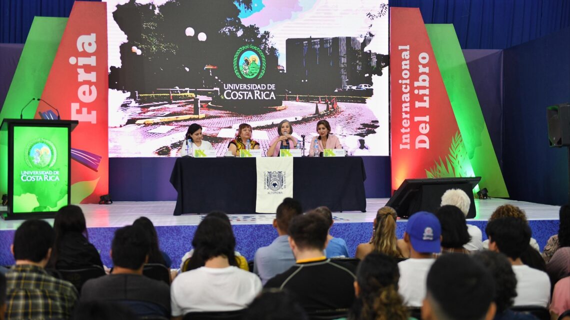 La escritora mexicana Mónica Lavín presentó su obra “Los últimos días de mis padres”, en la Feria Internacional del Libro UNACH 2023