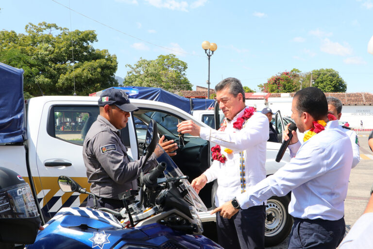 Entrega Rutilio Escandón equipamiento y patrullas a la policía municipal de Chiapa de Corzo