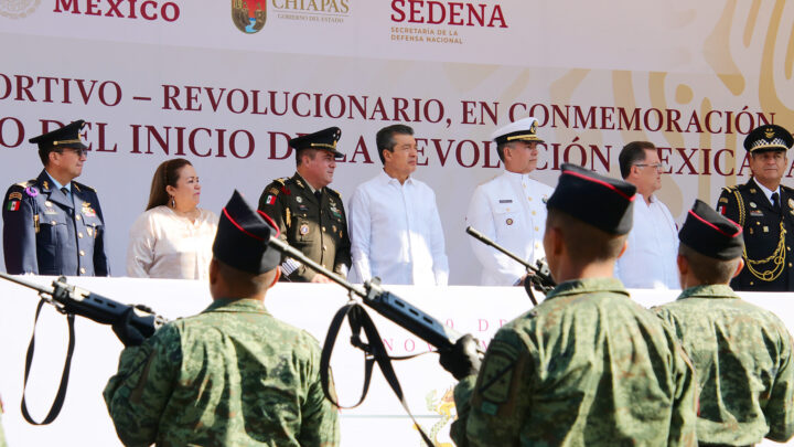 Junto al pueblo, Rutilio Escandón presencia desfile por 113 Aniversario del inicio de la Revolución Mexicana