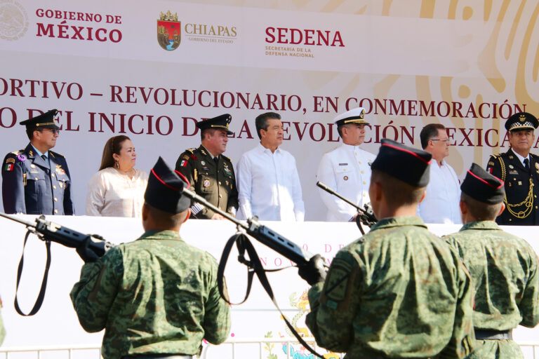 Junto al pueblo, Rutilio Escandón presencia desfile por 113 Aniversario del inicio de la Revolución Mexicana