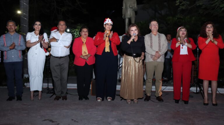 Realiza Voluntariado encendido del Árbol Navideño