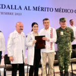 Entrega Rutilio Escandón la Medalla al Mérito Médico Chiapas 2023 al doctor José Trinidad Aceves