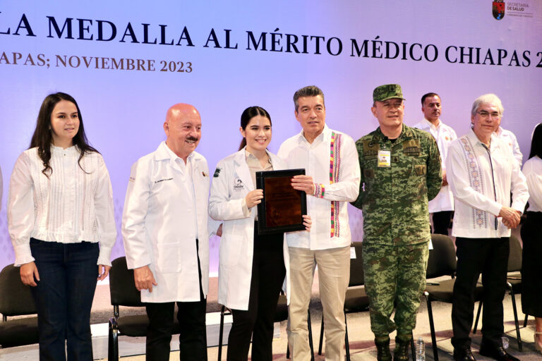 Entrega Rutilio Escandón la Medalla al Mérito Médico Chiapas 2023 al doctor José Trinidad Aceves