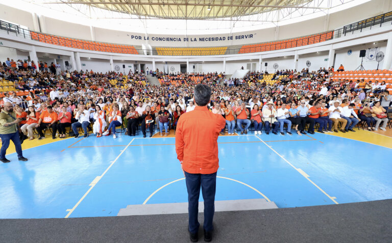 Entrega Rutilio Escandón recursos a mujeres tuxtlecas en situación de vulnerabilidad