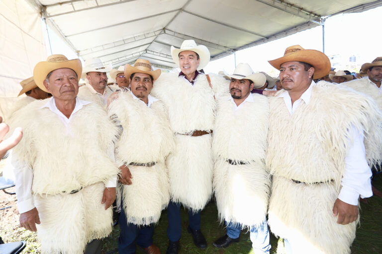 Inaugura Rutilio Escandón construcción del tramo Cruztón – Las Ollas – Chilimjoveltic, en Chamula