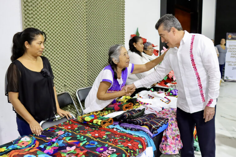 Entrega Rutilio Escandón equipamiento productivo para el impulso y fortalecimiento del empleo