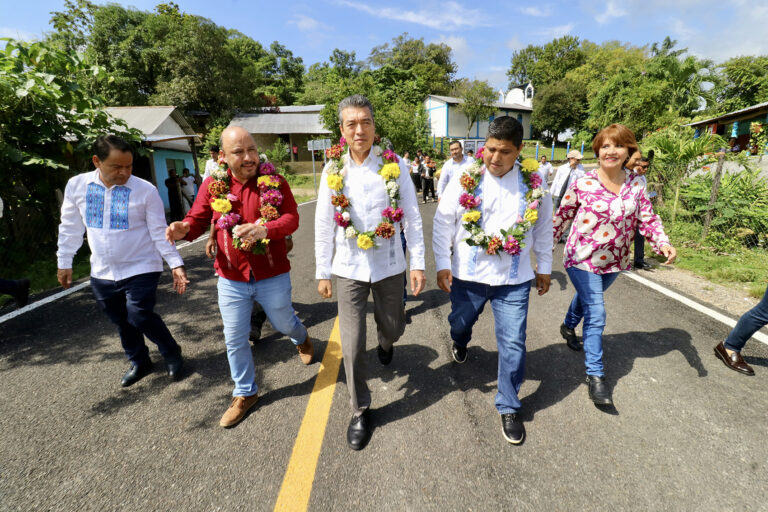 En Palenque, inaugura Rutilio Escandón construcción del tramo carretero Roberto Barrios-Arimatea