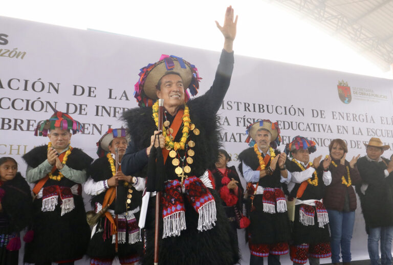 Rutilio Escandón inaugura red de energía eléctrica y aulas en la Primaria “Álvaro Obregón” de Matzam, Tenejapa