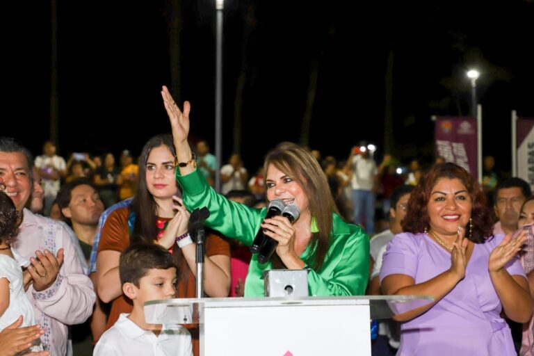 ROSY URBINA PONE EN MARCHA ALUMBRADO PÚBLICO DEL PARQUE CENTRAL MIGUEL HIDALGO