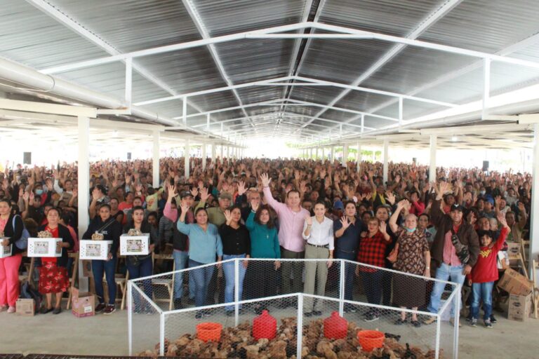 Mariano Rosales inicia entrega aves de traspatio