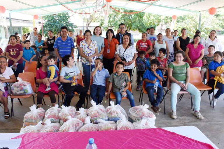 Margarita Sarmiento entrega despesas a personas con discapacitad y grupos vulnerables