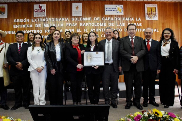 Otorgan medalla de Honor a joven villaflorense