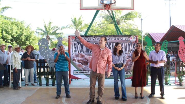 Realiza Mariano Rosales octava entrega de aves de traspatio en La Garza