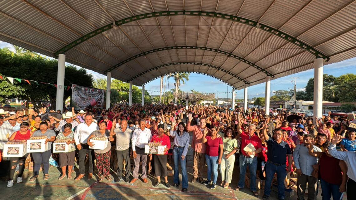 Mariano Rosales entrega aves de traspatio en Guadalupe Victoria