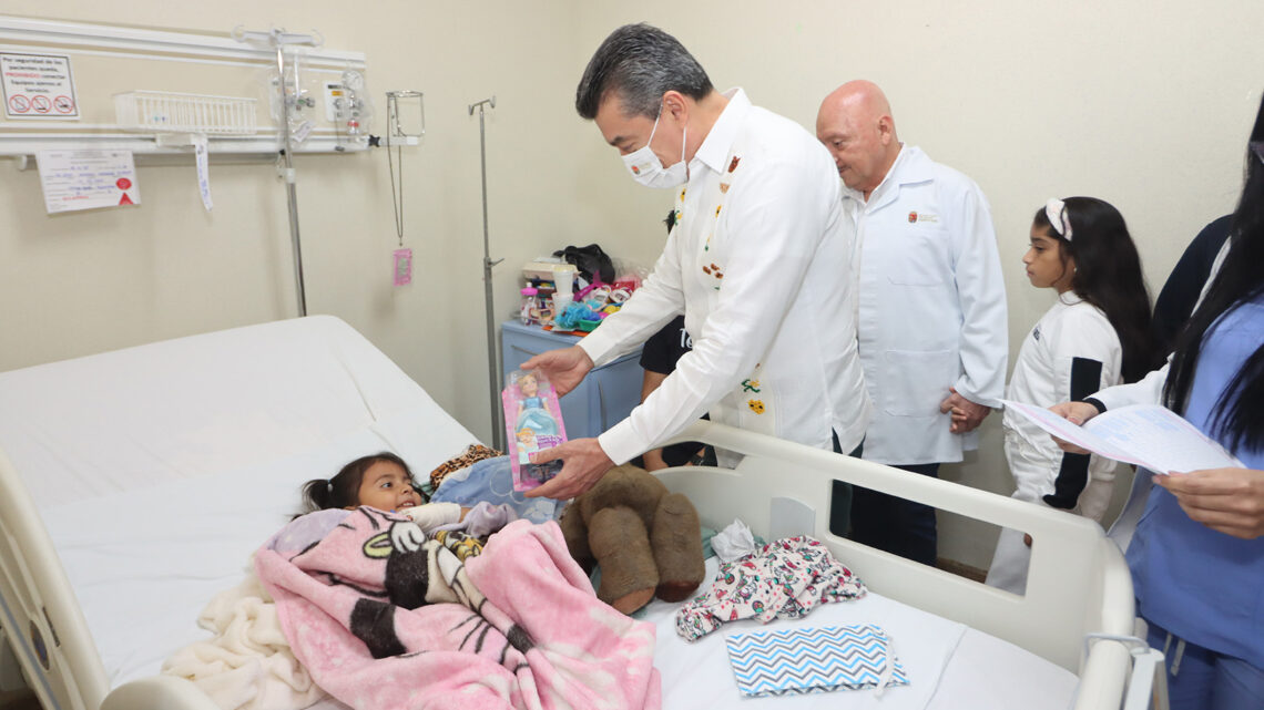 Rutilio Escandón entregó regalos y convivió con niñas y niños del área de Pediatría del Hospital Gómez Maza