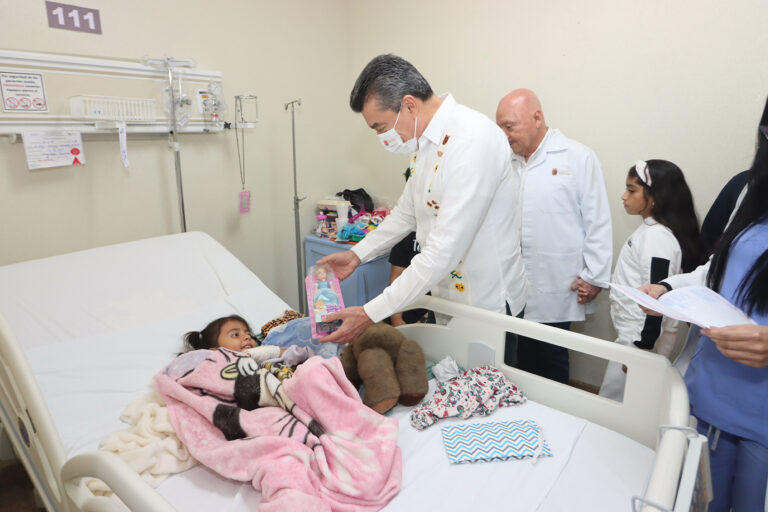 Rutilio Escandón entregó regalos y convivió con niñas y niños del área de Pediatría del Hospital Gómez Maza