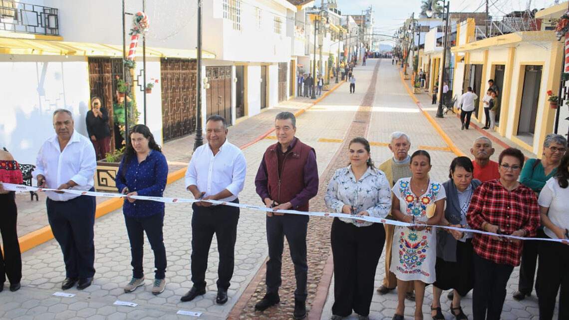 Rutilio Escandón inaugura pavimentación de calle, en beneficio de Barrios Norte y Centro de Ocosingo