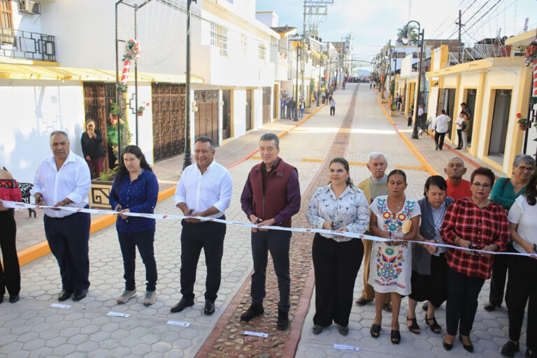 Rutilio Escandón inaugura pavimentación de calle, en beneficio de Barrios Norte y Centro de Ocosingo